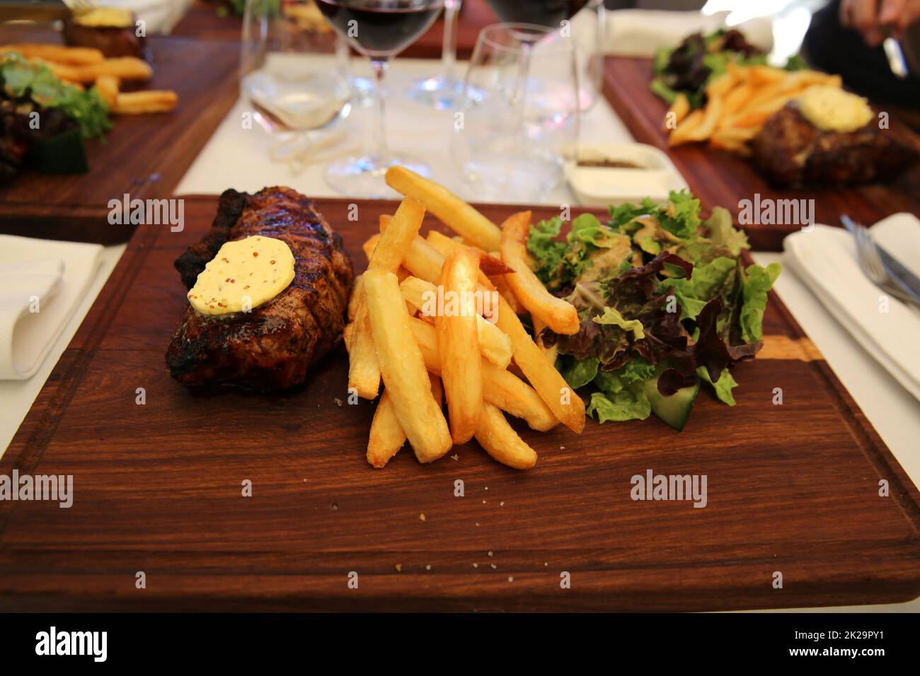 Filetto di manzo con patatine fritte e lattuga. Sudafrica Foto Stock