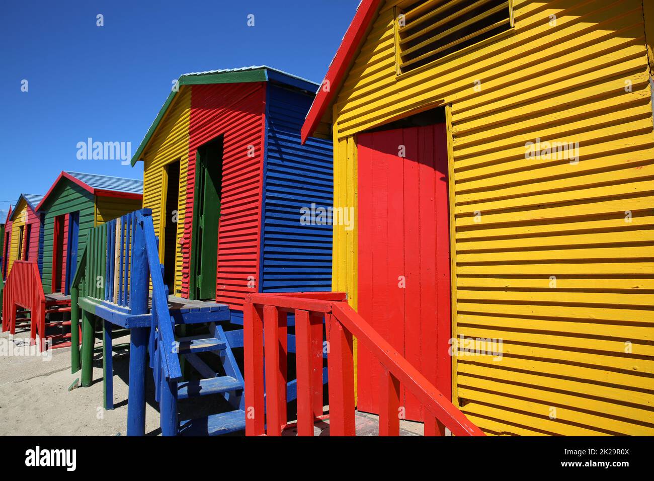 Colorate capanne sulla spiaggia di St James Beach a Città del Capo. Sudafrica Foto Stock