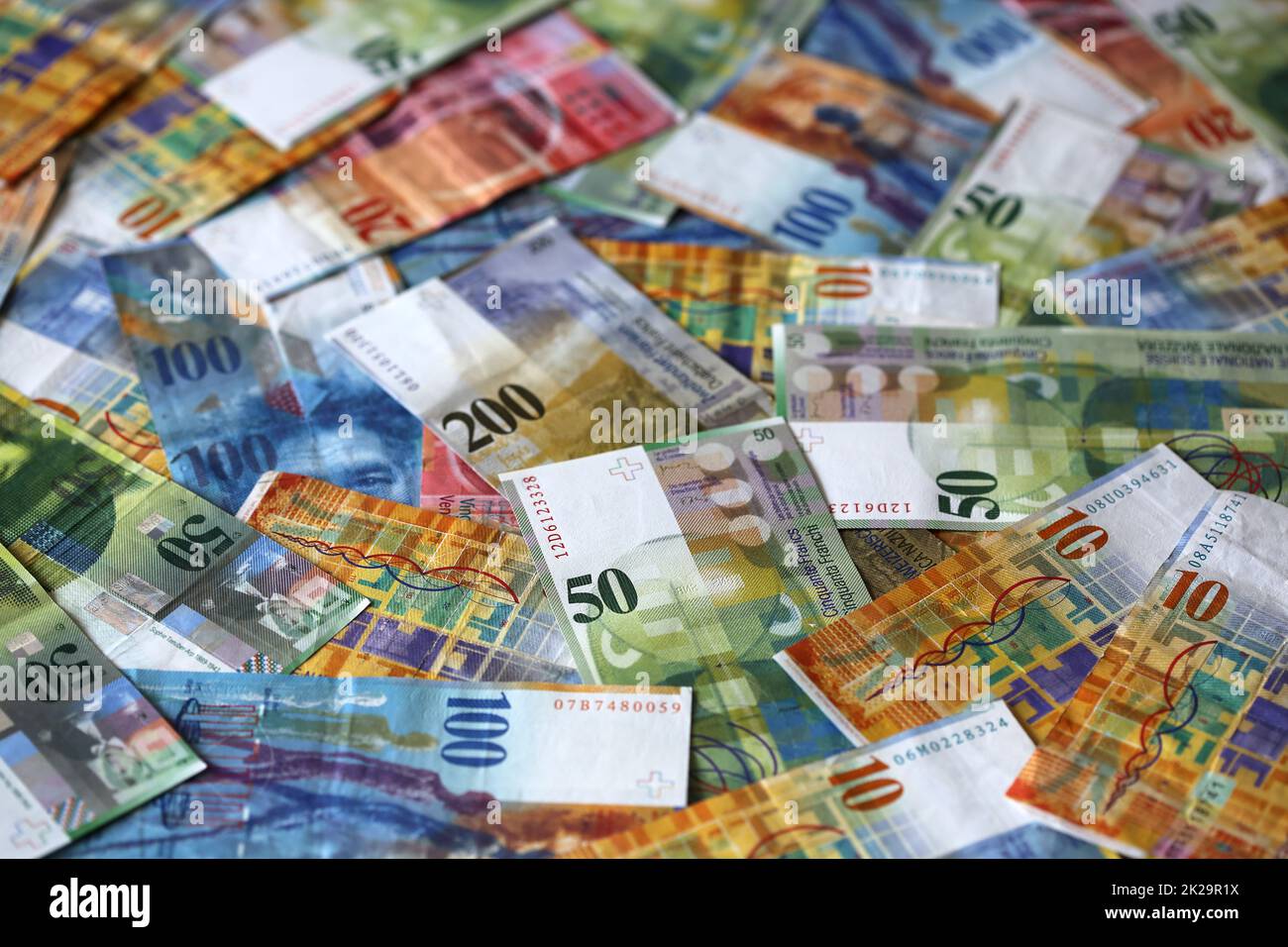 Pila di diverse banconote in franchi svizzeri Foto Stock