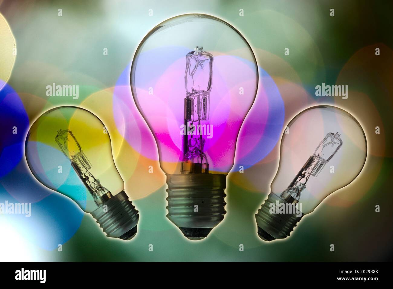 illustrazione sul tema dell'energia elettrica, con le lampadine in trasparenza su uno sfondo colorato Foto Stock