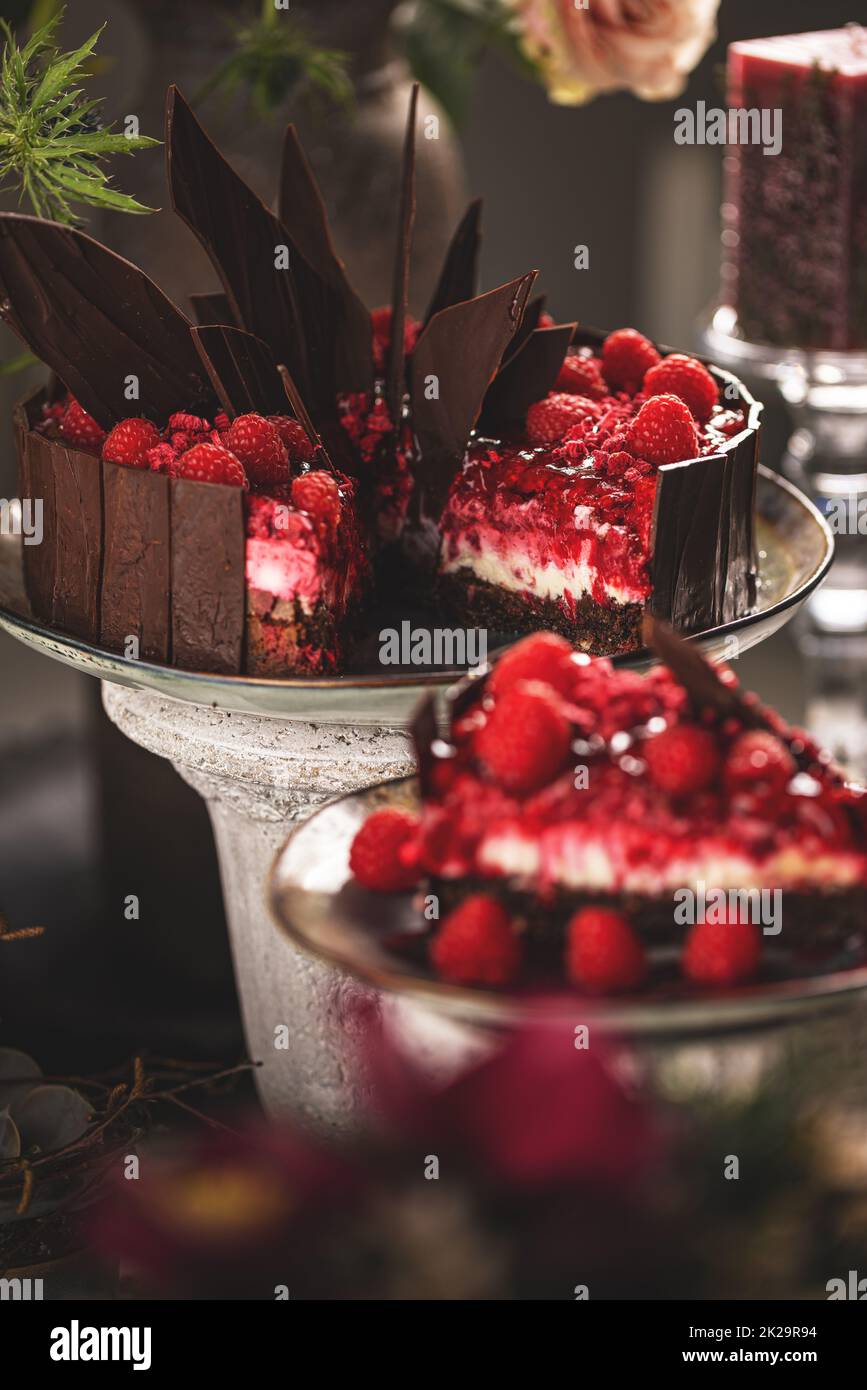 Gustosa torta al cioccolato con lamponi Foto Stock