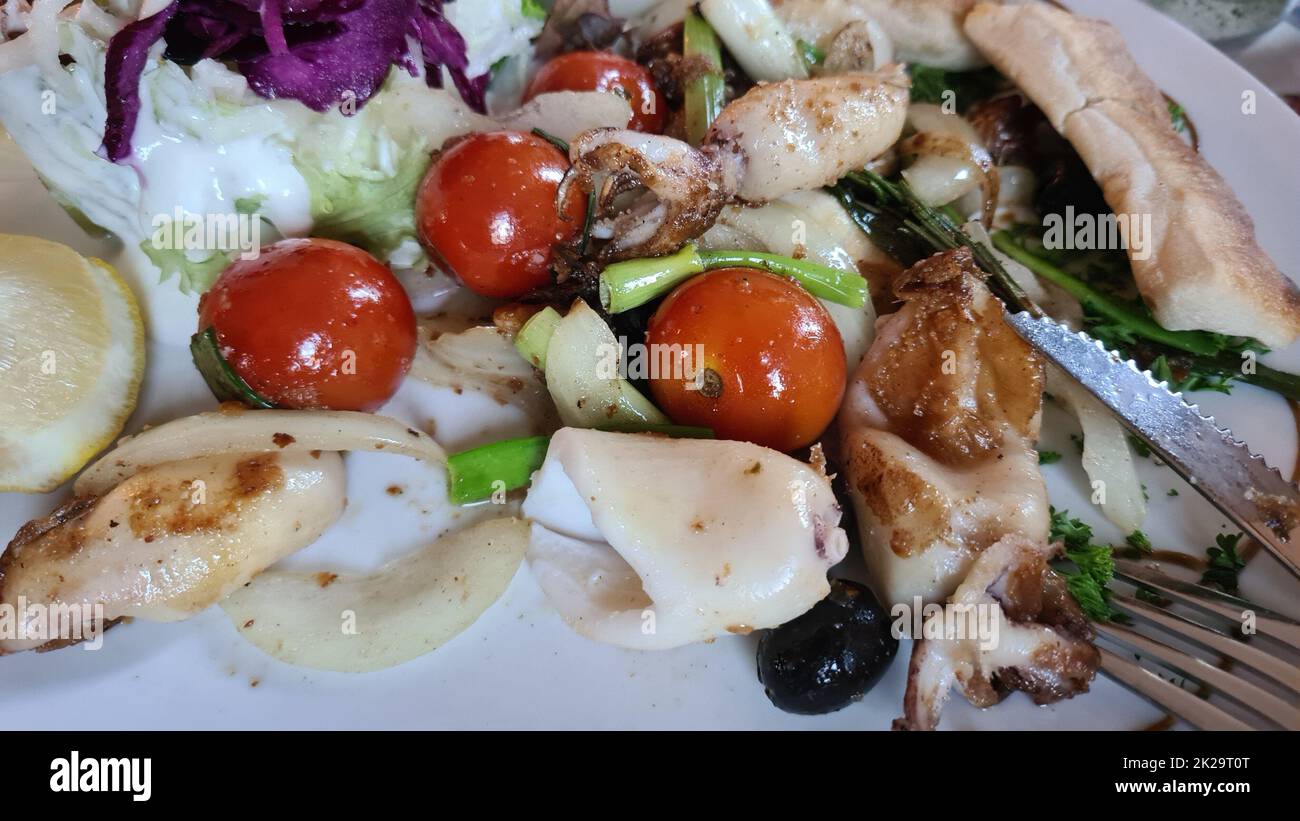 Calamari grigliati con insalata di pomodoro e aioli Foto Stock