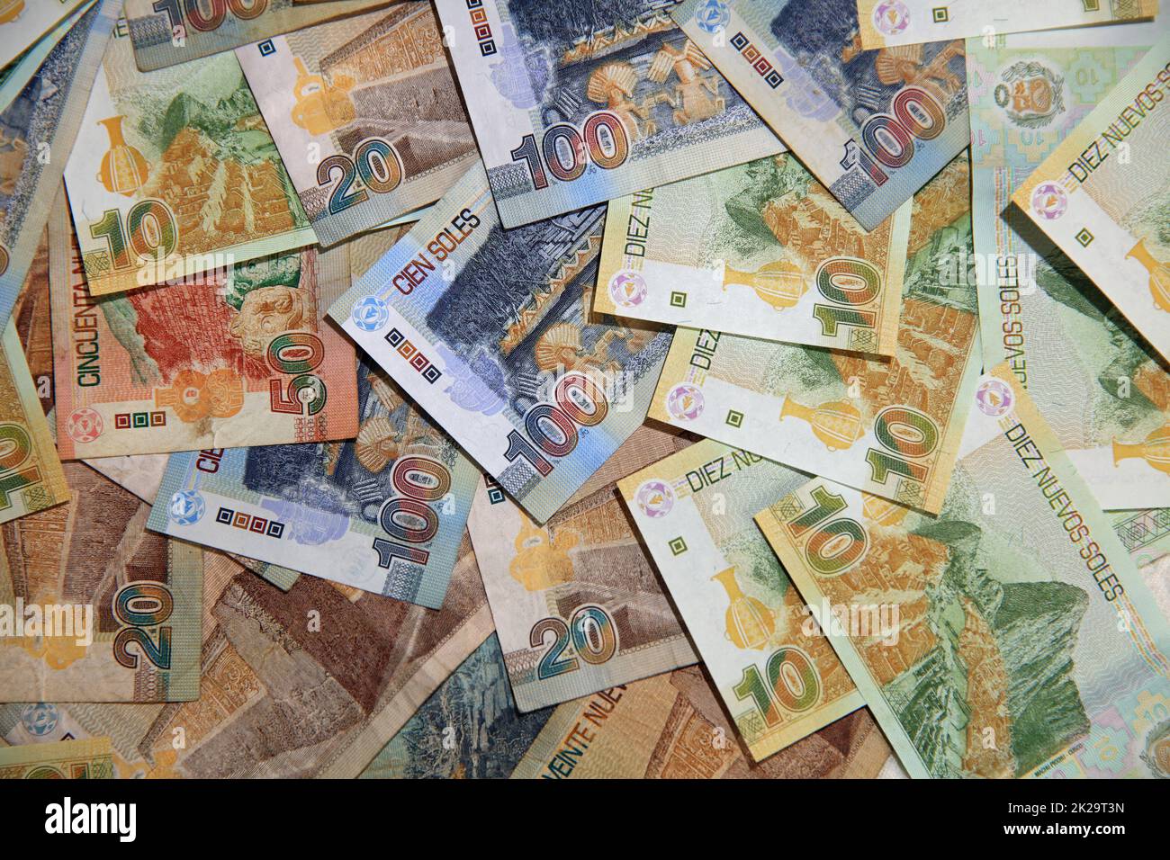 Pila di diverse banconote Sol peruviane Foto Stock