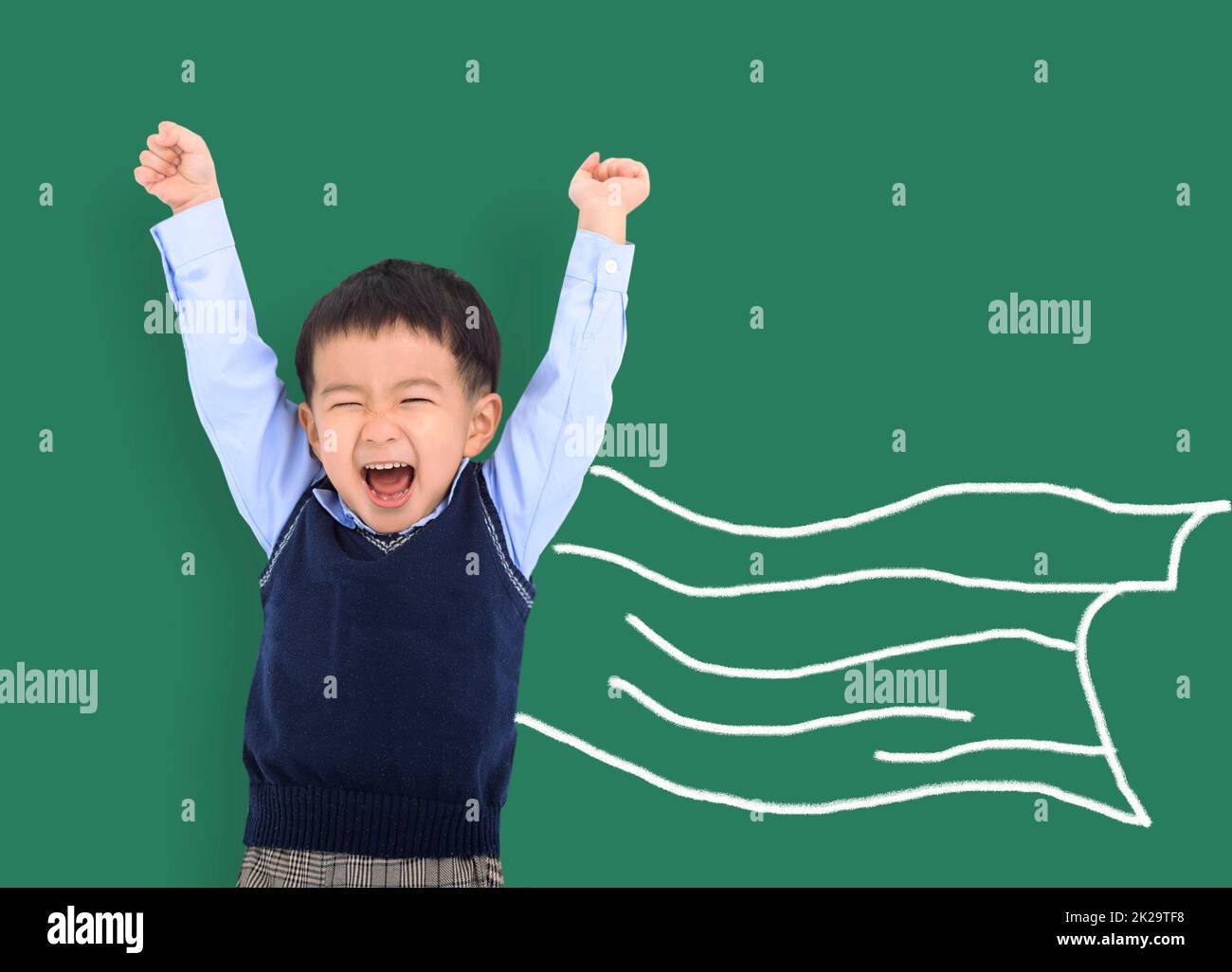 Bambino asiatico felice contro la lavagna verde con supereroe e la conoscenza è concetto di potere Foto Stock