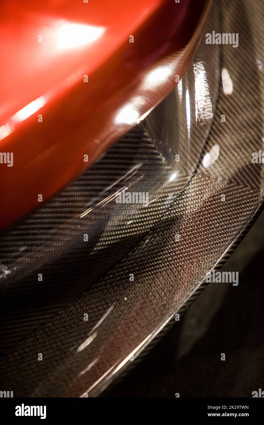 Paraurti anteriore per auto esotica, con elementi in fibra di carbonio Foto Stock