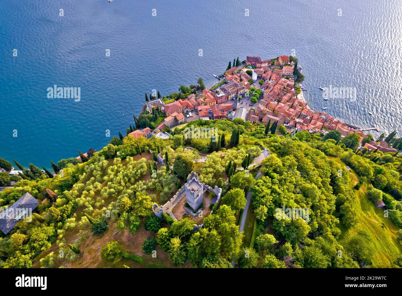 Castello di Vezio e città di Varenna sul lago di Como vista aerea Foto Stock
