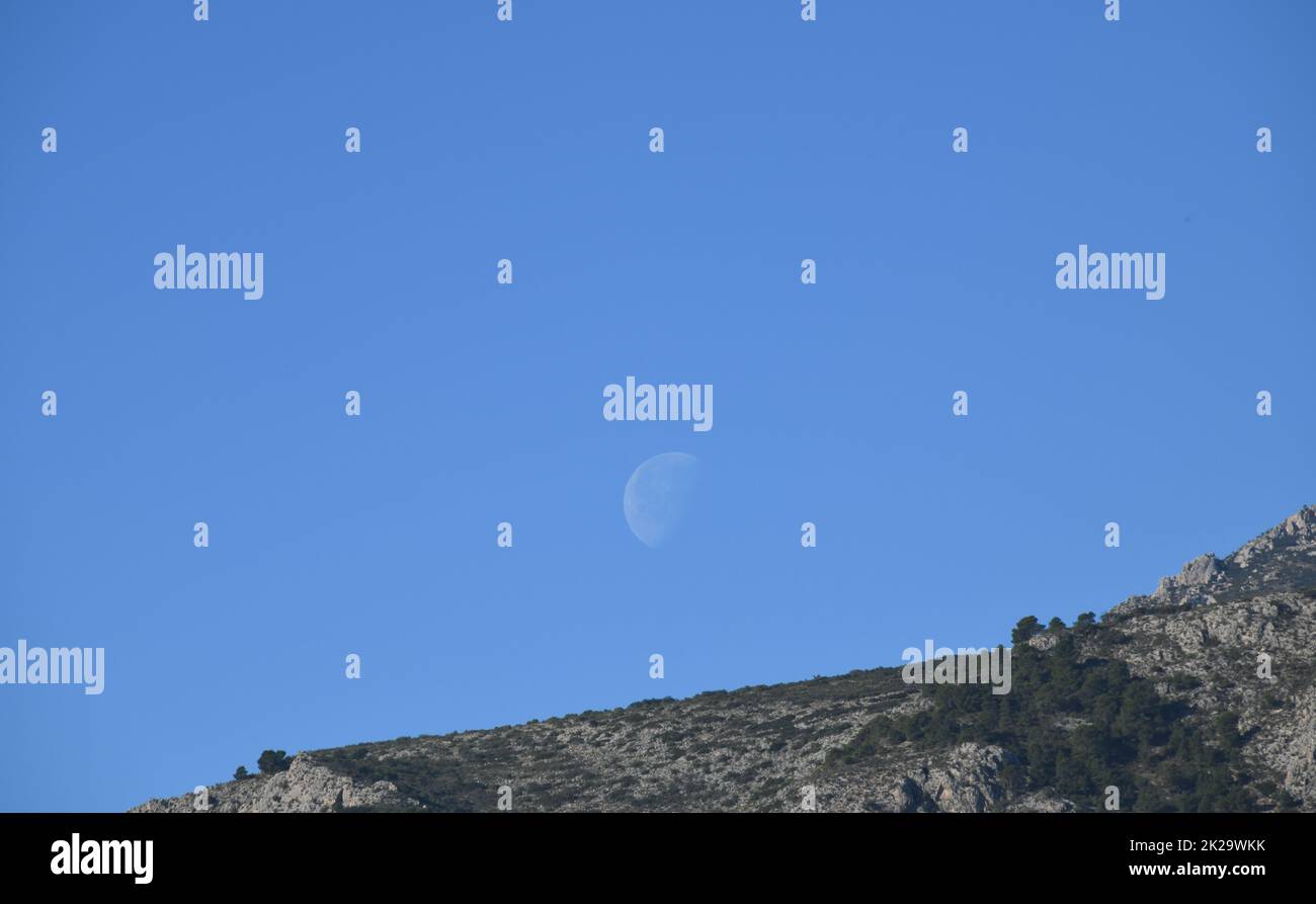 La luna, poco prima di scontrarsi con la montagna, provincia di Alicante, Costa Blanca, Spagna Foto Stock