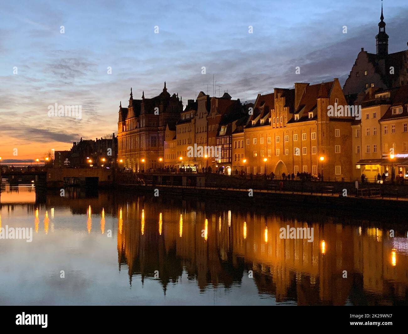 Drammatica immagine degli edifici storici di Danzica sul canale freddo Foto Stock