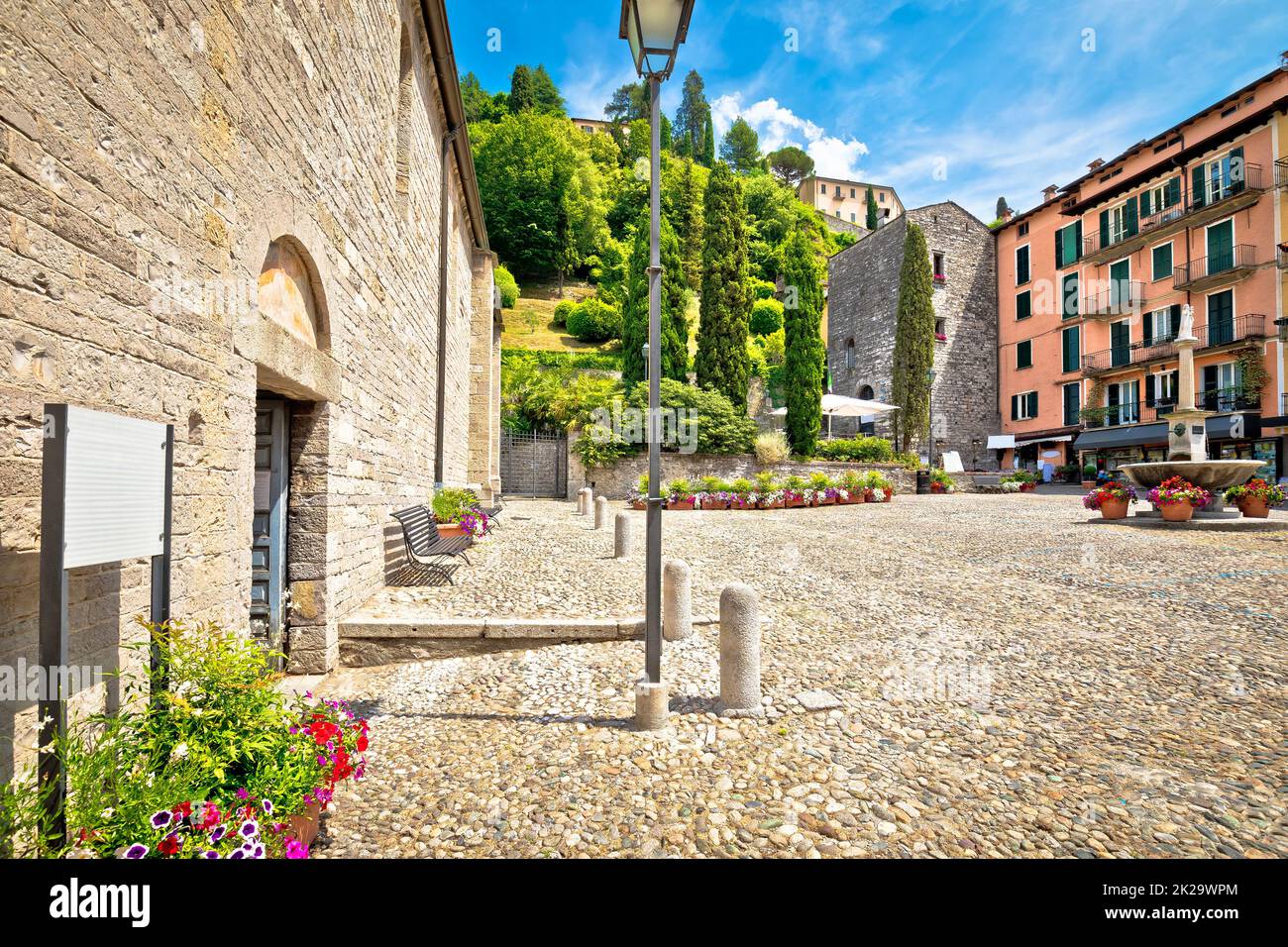 Belaggio. Idilliaca piazza lastricata in pietra nel comune di Belaggio sul Lago di Como Foto Stock
