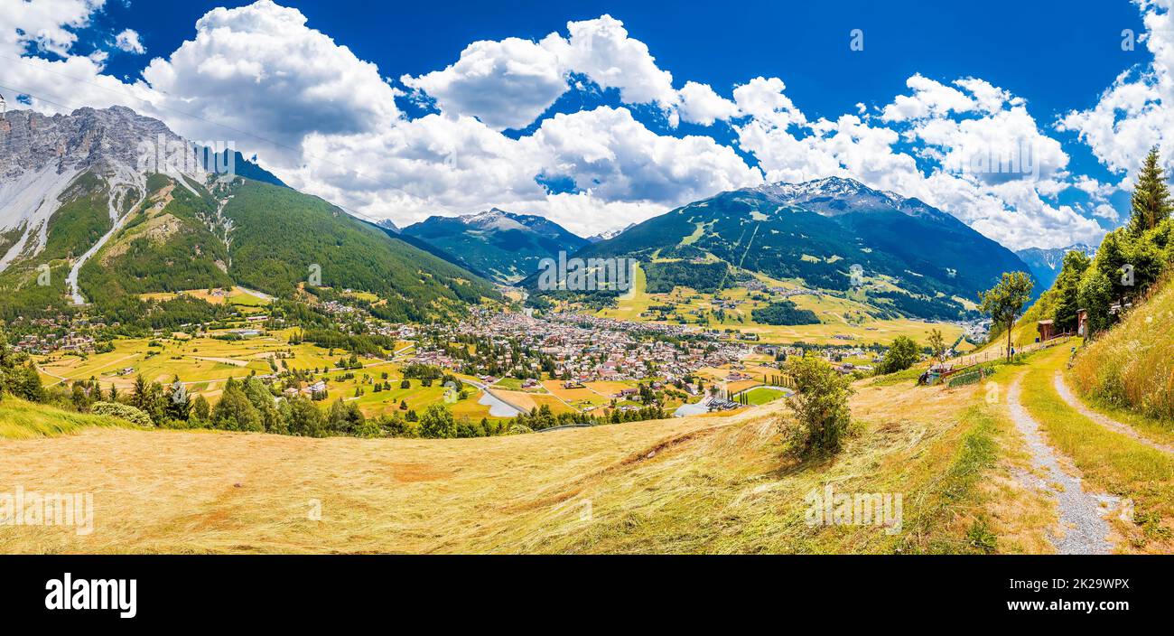 Idilliaco paesaggio alpino e la città di Bormio vista panoramica Foto Stock