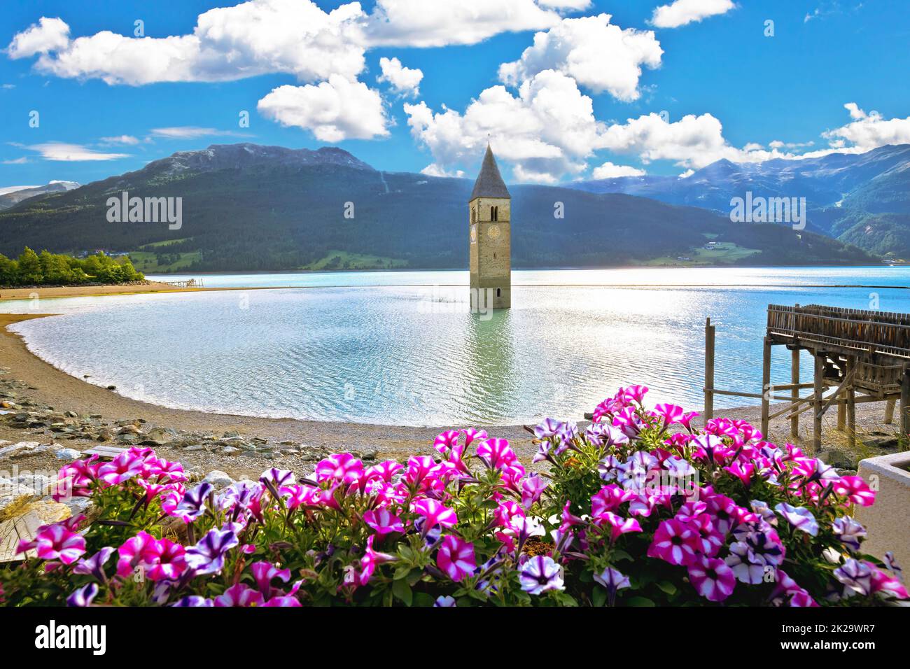 Campanile sommerso di Curon Venosta o Graun im Vinschgau sul lago di Reschen vista panoramica Foto Stock
