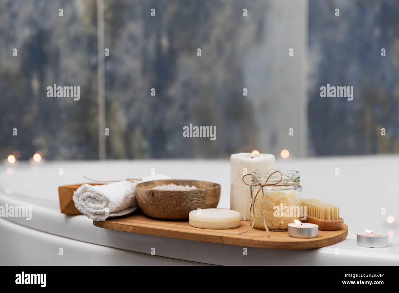 Trattamento spa dell'hotel o procedura di bagno in casa. Bagno con accessori su vassoio Foto Stock