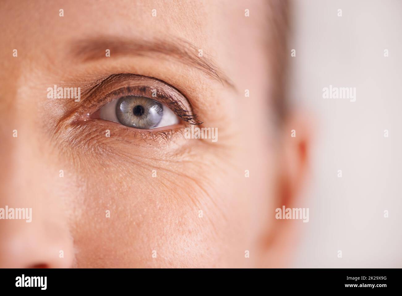 La lotta contro le rughe. Closeup studio shot di un bel volto di donne mature. Foto Stock