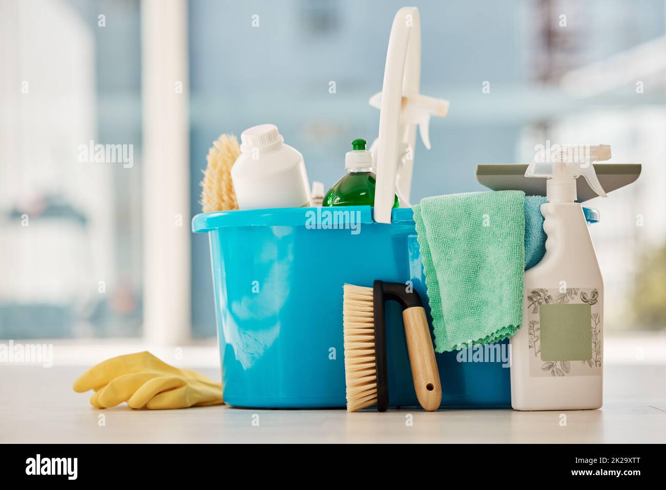 Pulizia, prodotti e servizio di casa con utensili per contenitori o detergenti chimici liquidi in casa, casa. Interventi di manutenzione, pulizia della molla o. Foto Stock