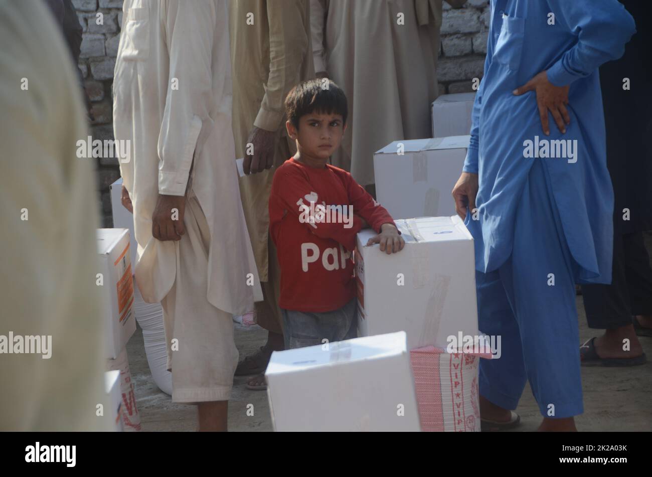 Peshawar, Khyber Pakhtunkhwa, Pakistan. 22nd Set, 2022. Le persone colpite dalle inondazioni ricevono aiuti di soccorso distribuiti dalla Fondazione al Khidmat nel distretto di Nowshera, villaggio di Garhi Momin, provincia di Khyber Pakhtunkhwa. (Credit Image: © Hussain Ali/Pacific Press via ZUMA Press Wire) Foto Stock