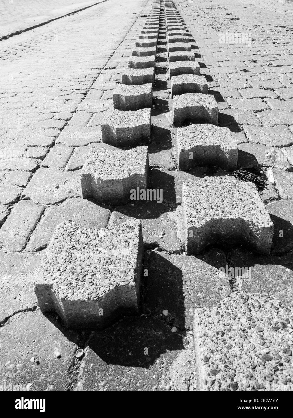 Piccole frangiflutti sulla spiaggia del Mare del Nord Foto Stock