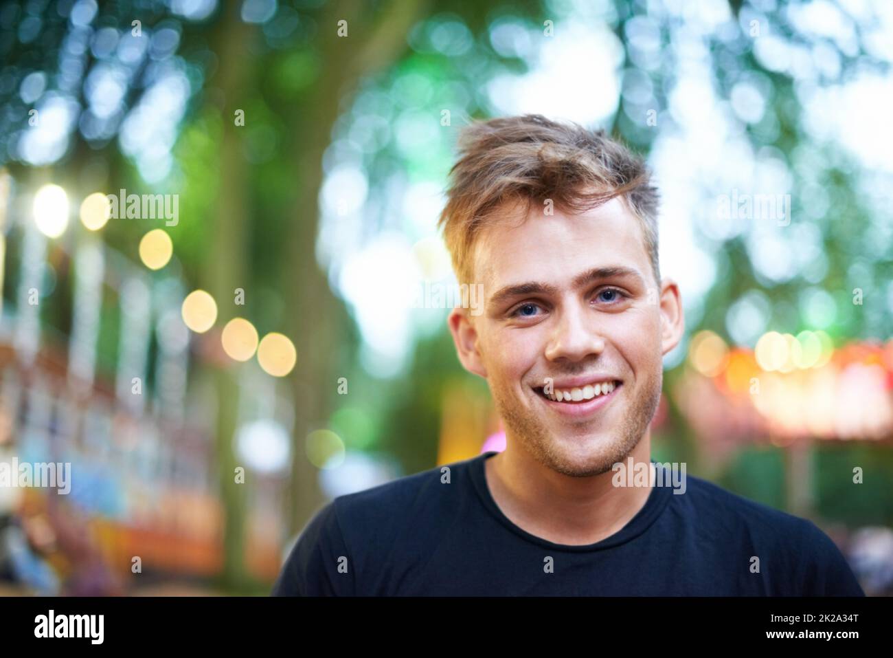 Ha la fiducia dei giovani. Un bel giovane uomo sorridente alla fotocamera mentre si alza fuori. Foto Stock