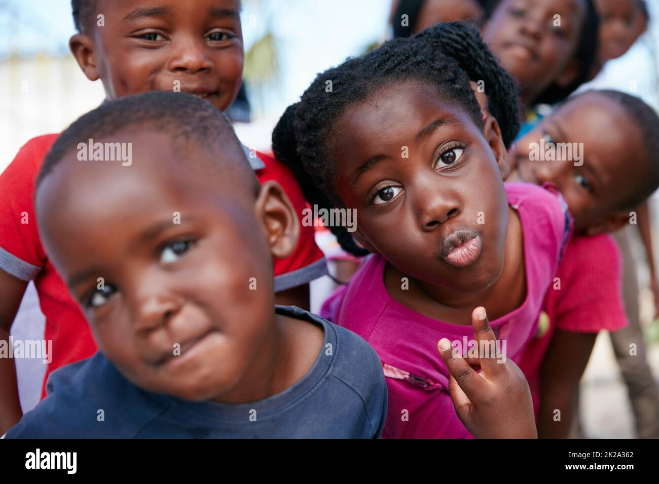 Giovane e pieno di vita. Scatto di bambini in un evento di copertura della comunità. Foto Stock