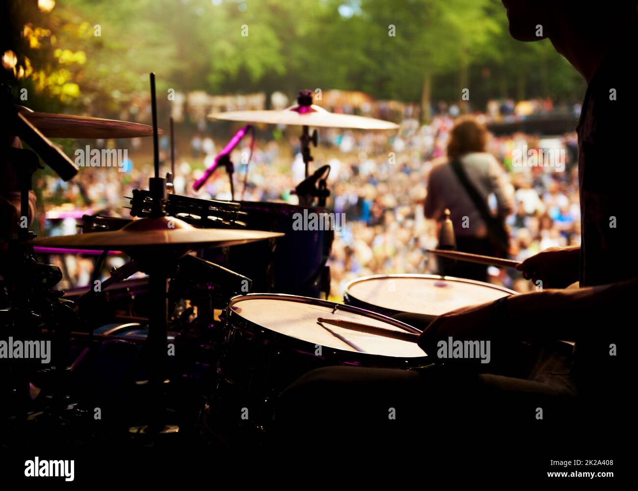 Pronto a rock. Scatto corto di un musicista piedi sul palco in un festival di musica all'aperto. Foto Stock