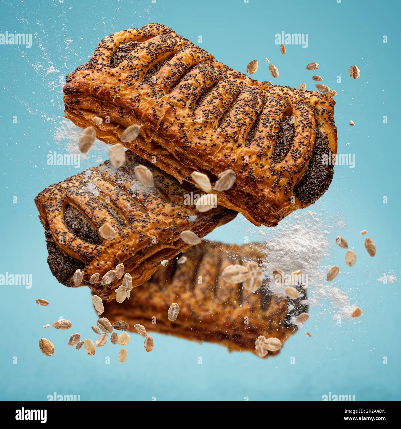 Panino di pasta sfoglia con semi di papavero Foto Stock