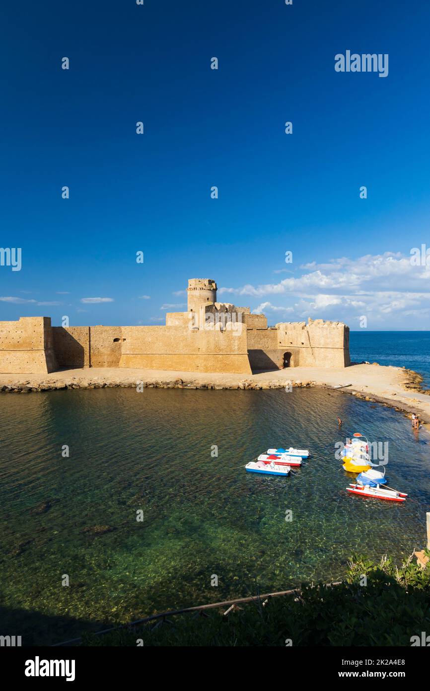 Castello di Isola di Capo Rizzuto, provincia di Crotone, Calabria, Italia Foto Stock