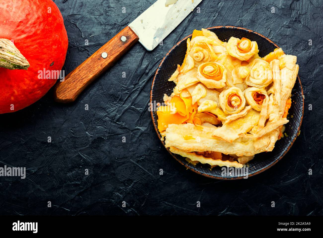 Torta autunnale ripiena di zucca. Foto Stock