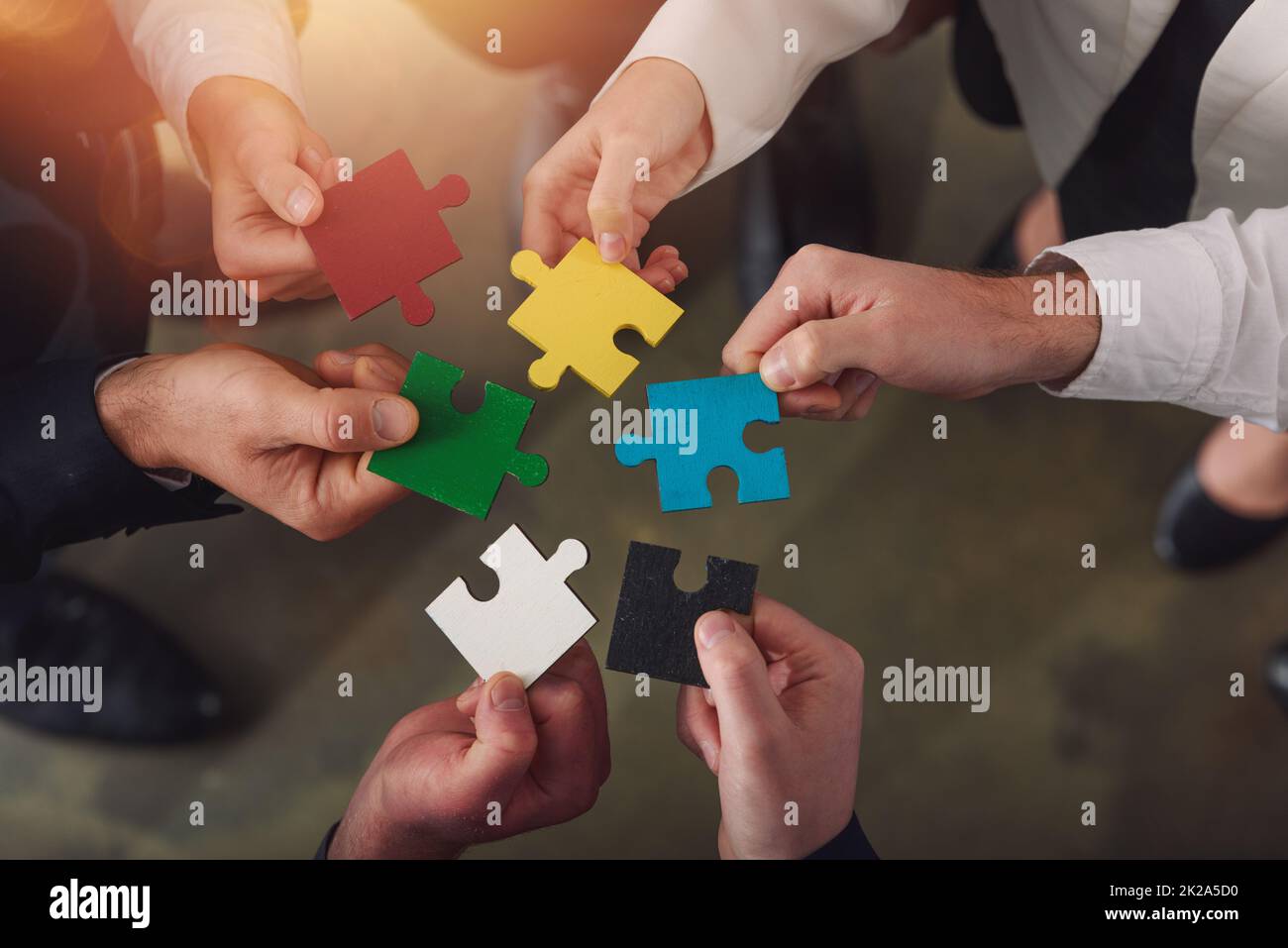 Il lavoro di squadra dei partner collega i pezzi di puzzle come integrazione e avvio Foto Stock