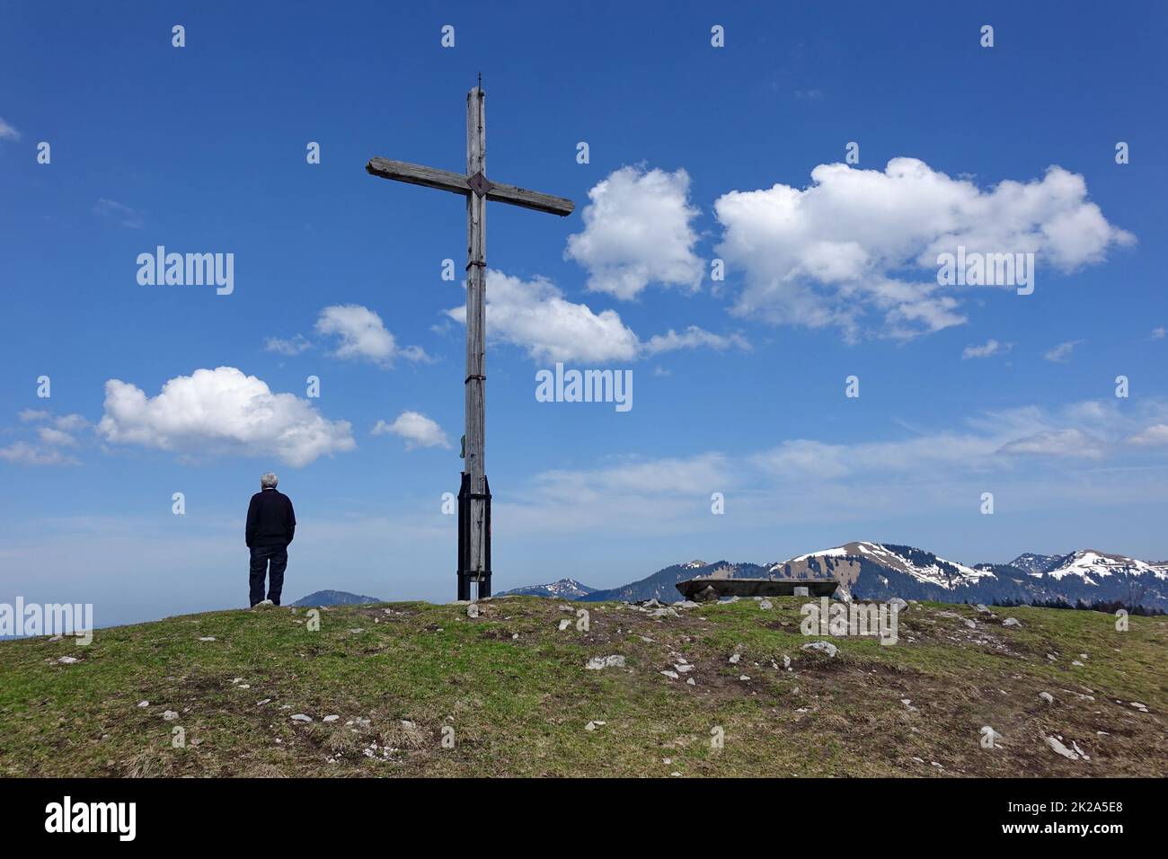 Baviera, alta Baviera, alpi dell'area bevariana, escursionista, croce sommitale, molla Foto Stock