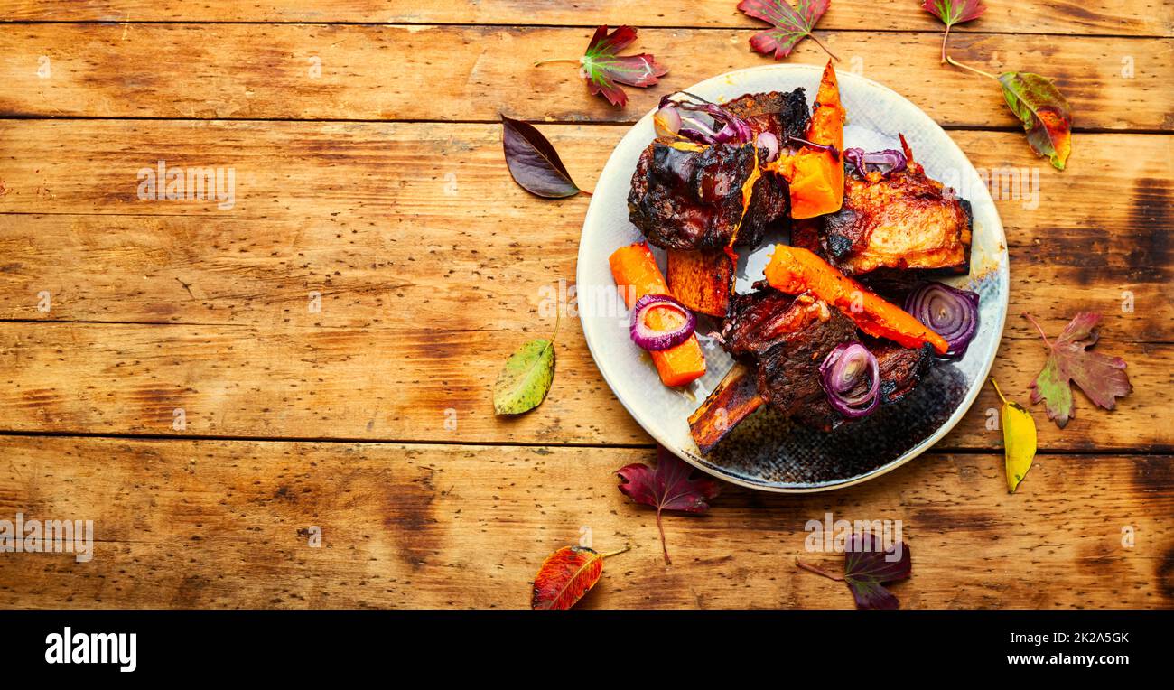 Carne alla griglia con zucca, vista dall'alto Foto Stock