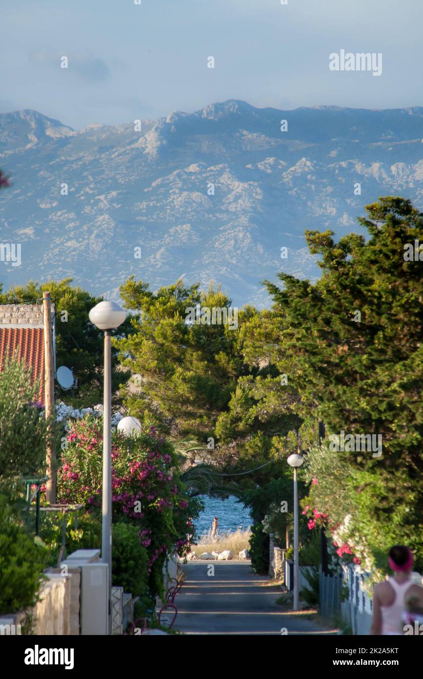 Un piccolo vicolo verso il mare Foto Stock
