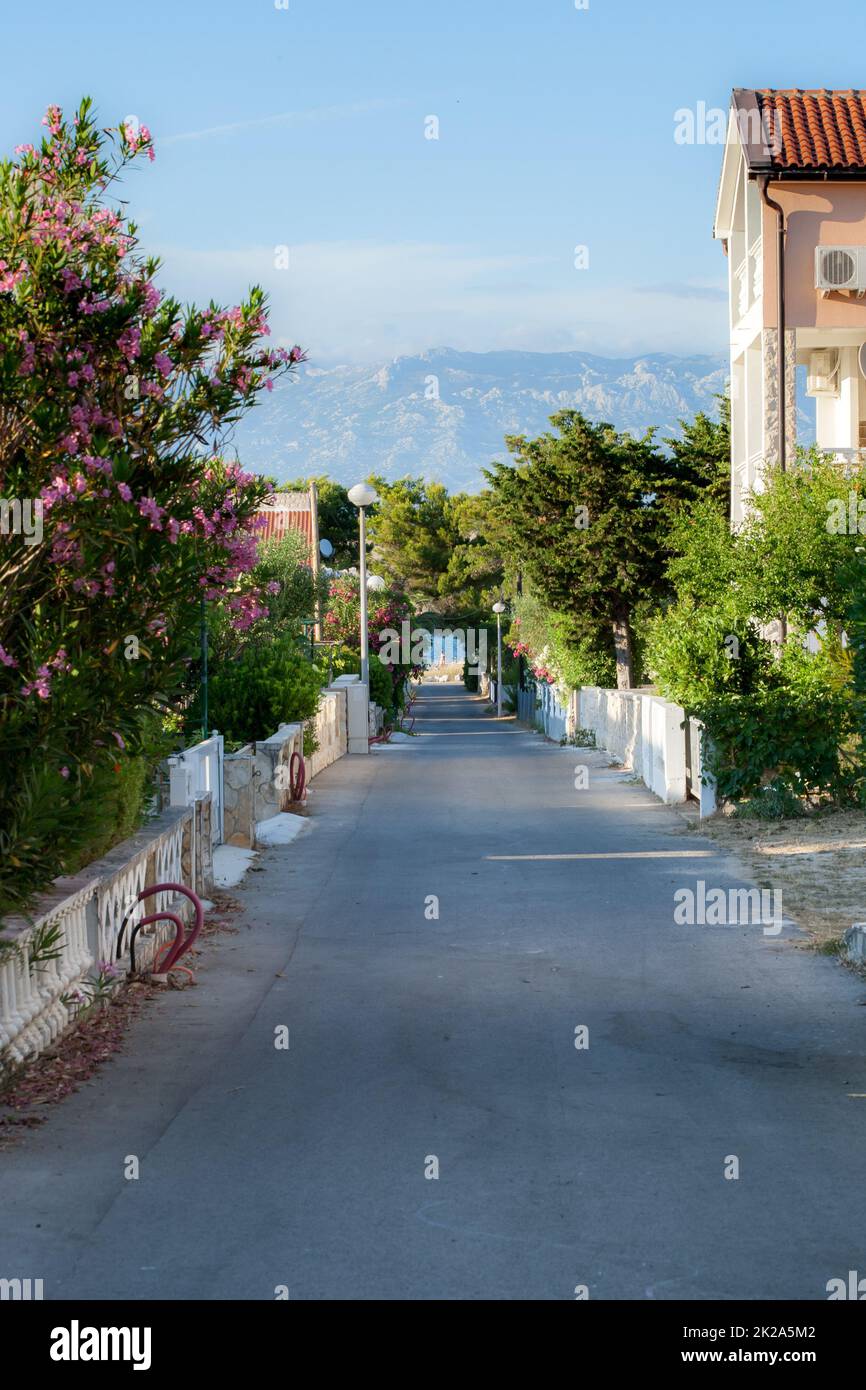 Un piccolo vicolo verso il mare Foto Stock