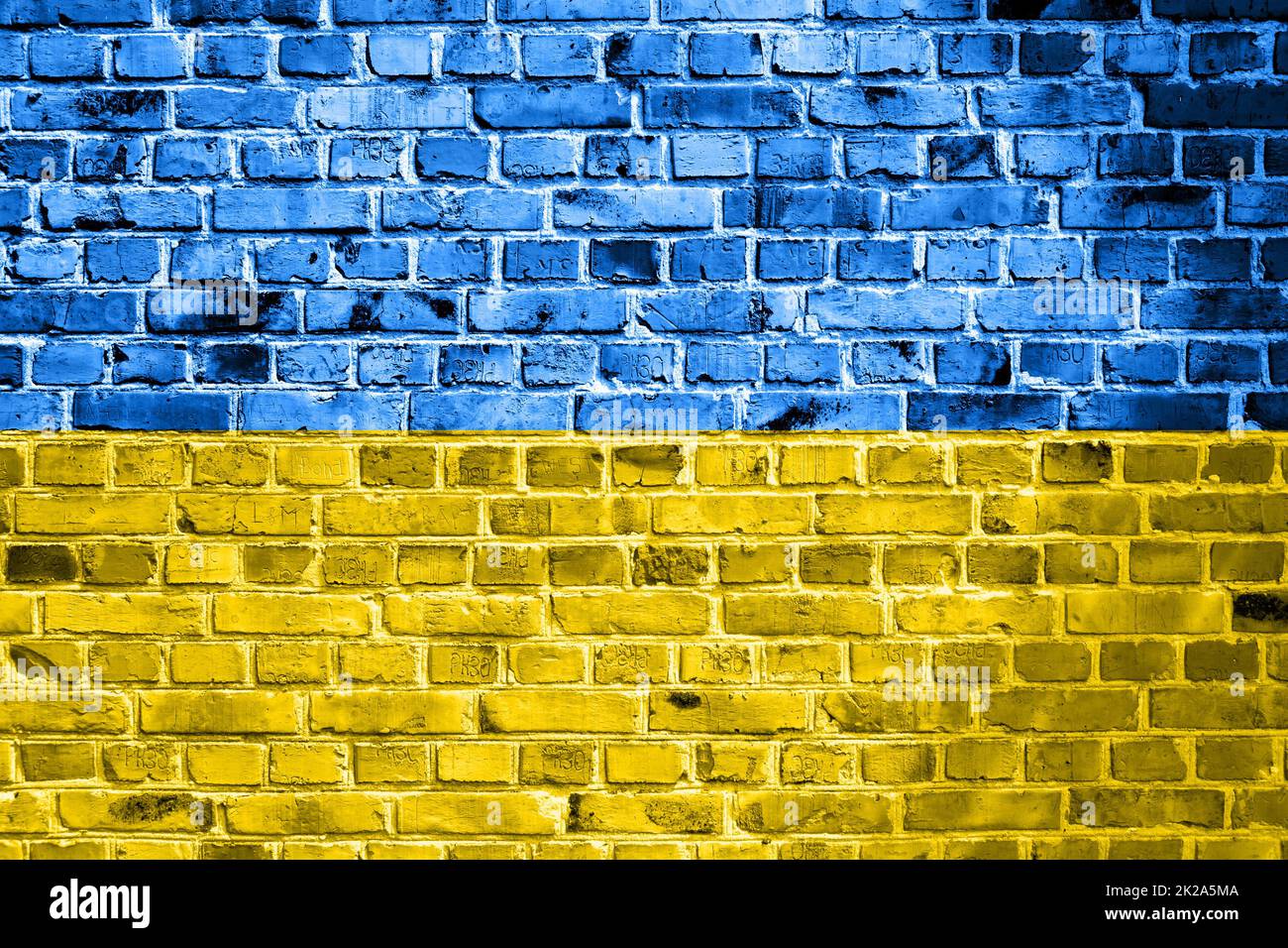 Bandiera nazionale dell'Ucraina dipinta su un muro di mattoni. Banner su vecchio sfondo muro di mattoni in crepe blu e giallo colori. Il concetto di relazioni tra i paesi - nessuna guerra tra Ucraina e Russia. Foto Stock