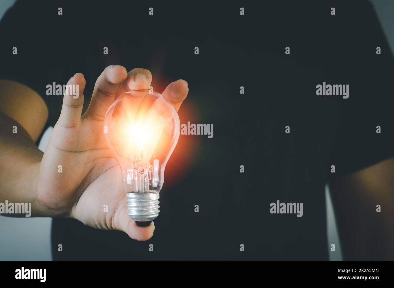 Uomo d'affari che tiene la creatività della lampadina e l'innovazione successo.concetto di nuova idea con energia e potenza Foto Stock