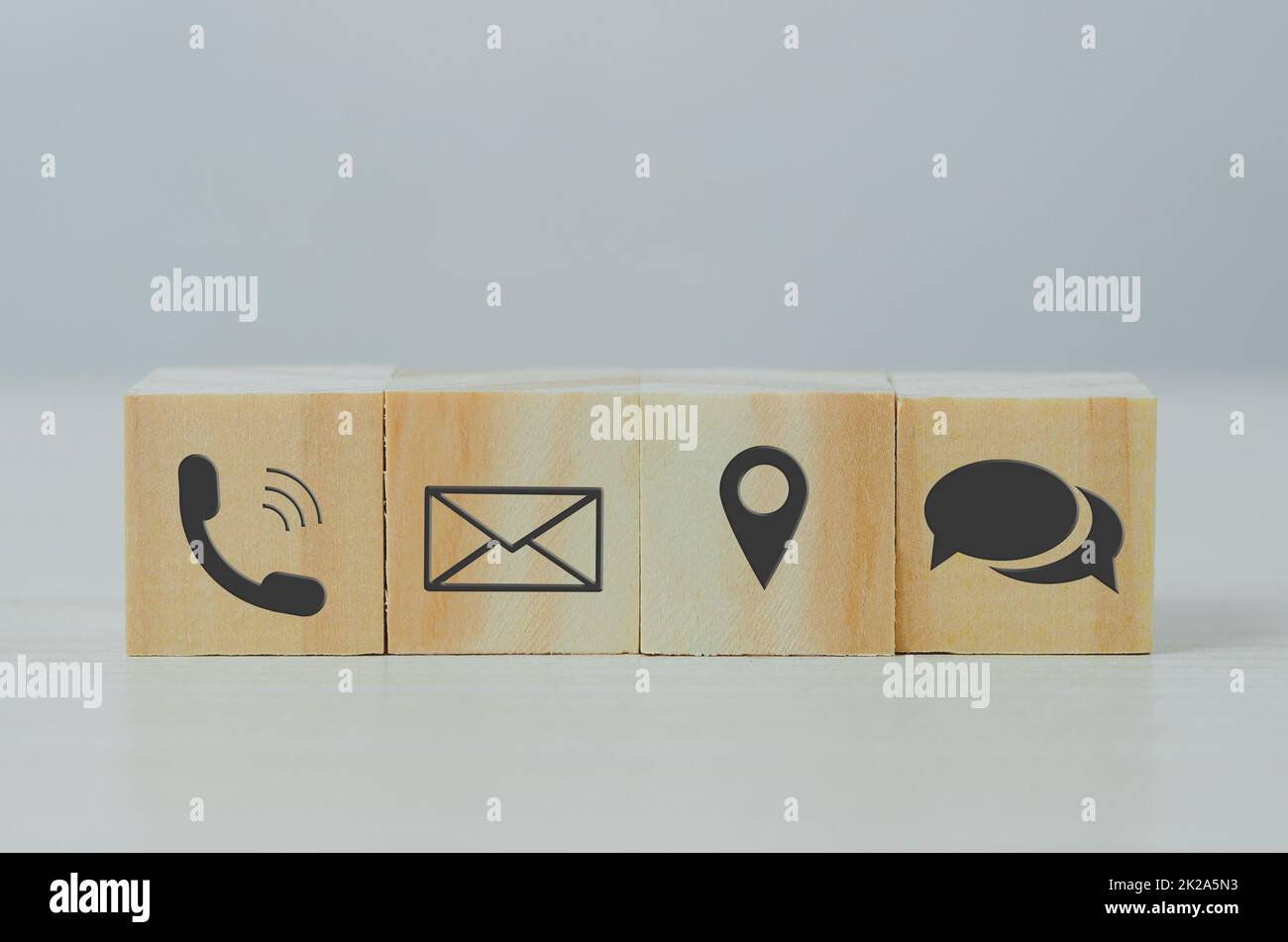 Cubo di legno icona blocco lettera telefono posizione su Table.Business comunicazione e concetto di rete sociale. Foto Stock