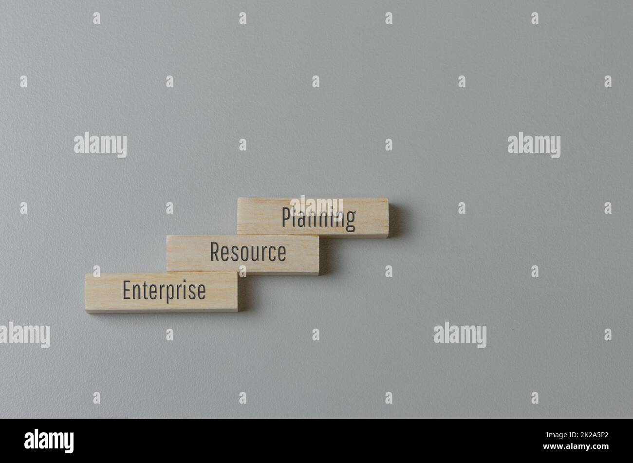 Blocchi di legno con parole ERP Enterprise Resource Planning su background e copy space.Business Concepts. Foto Stock
