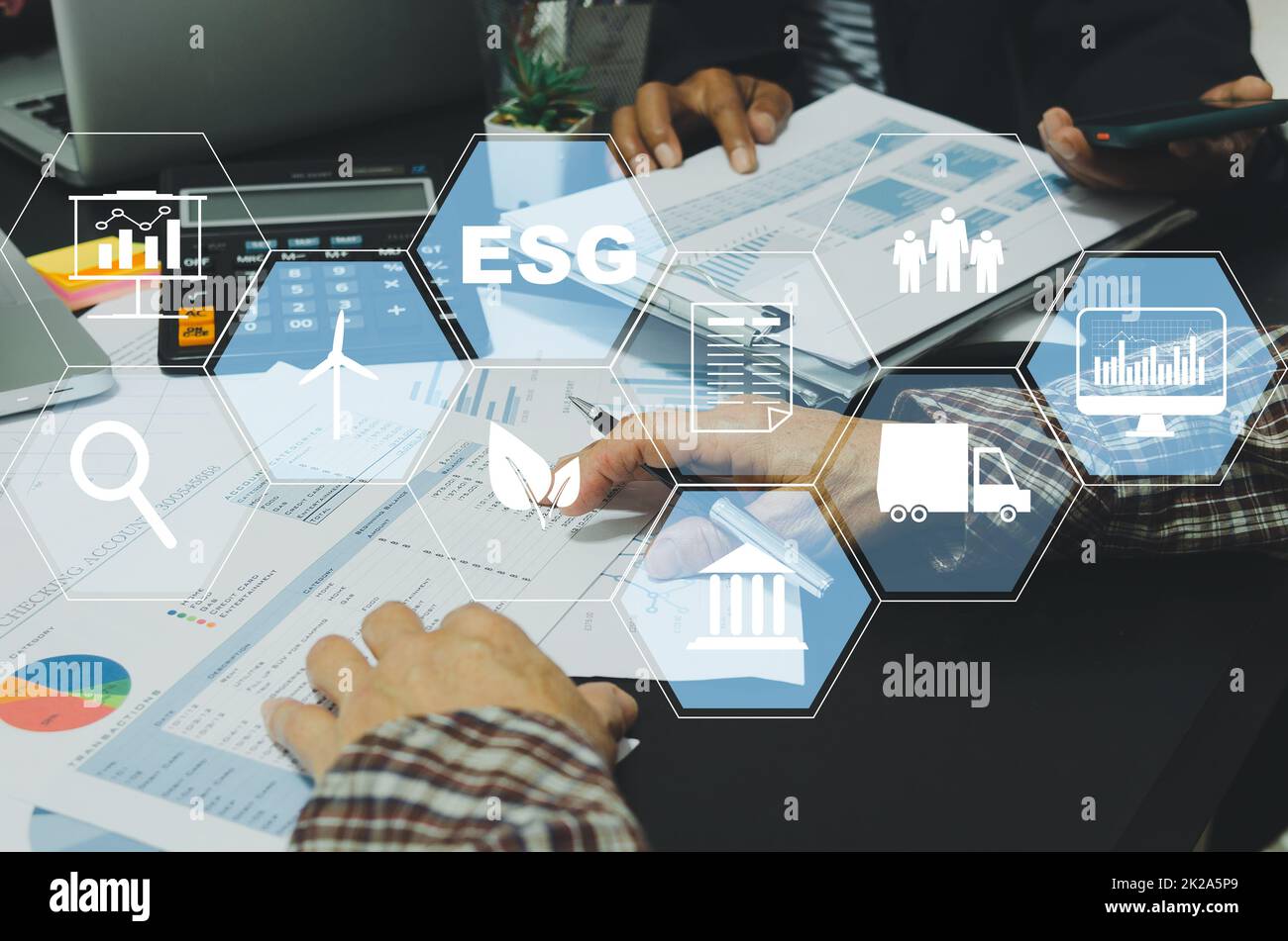 Businessman toccare ESG Environmental Social Governance schermo virtuale Internet Business Technology concetto. Foto Stock