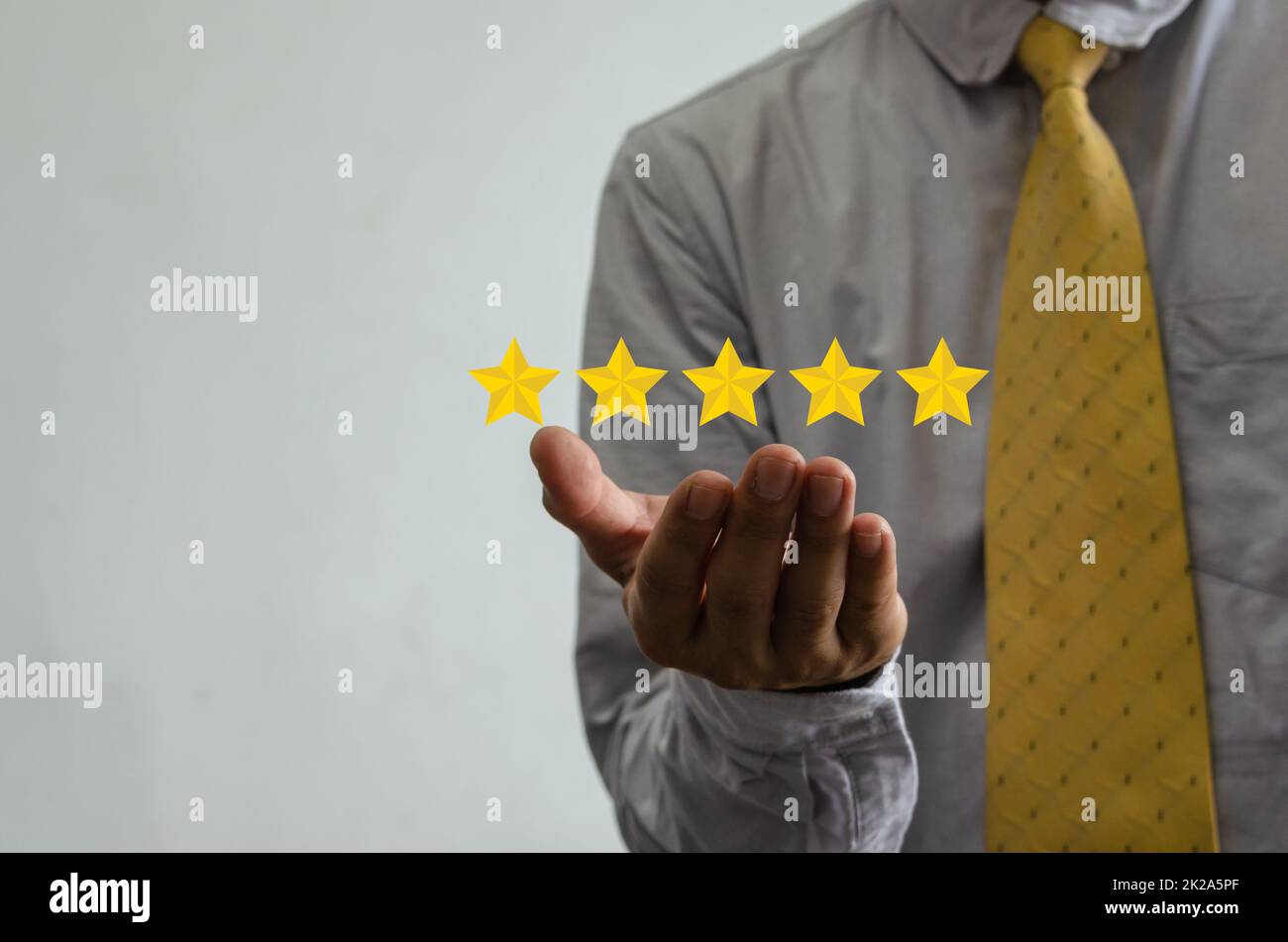 Concetto di cliente Servizio eccellente per la soddisfazione cinque stelle con touch screen uomo d'affari. Informazioni sul feedback e recensioni positive dei clienti. Foto Stock