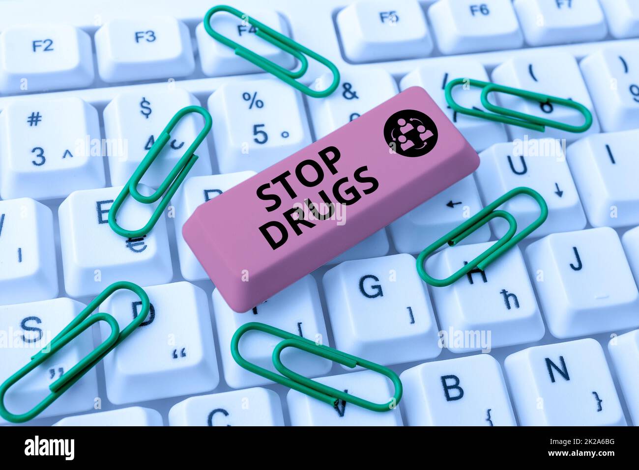 Scrittura a mano testo Stop Drugs. Parola per mettere fine alla dipendenza da sostanze come eroina o cocaina scaricare file e dati online, caricare codici di programmazione Foto Stock