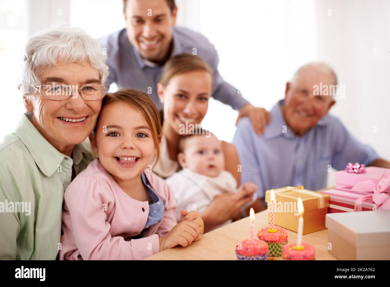 Desiderando un pony. Nonni seduti con la loro nipote il suo compleanno. Foto Stock