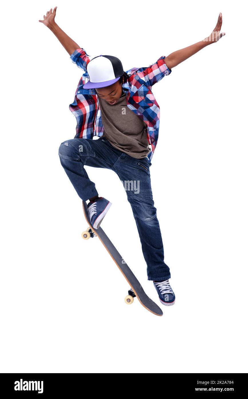 Nato per l'imbarco. Un ragazzo afroamericano che fa un trucco sul suo skateboard. Foto Stock
