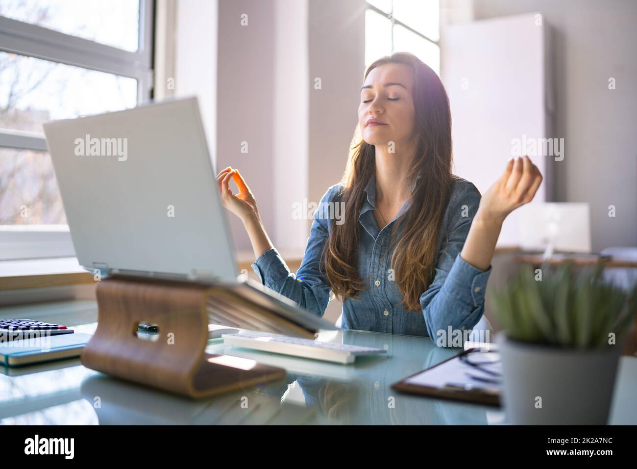 Yoga sano e gestione dello stress in sedia Foto Stock