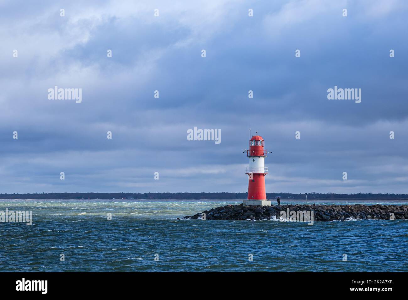 Mole sulla riva del Mar Baltico a Warnemuende, Germania Foto Stock