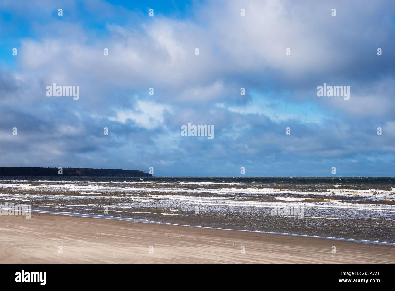 Spiaggia sulla riva del Mar Baltico a Warnemuende, Germania Foto Stock