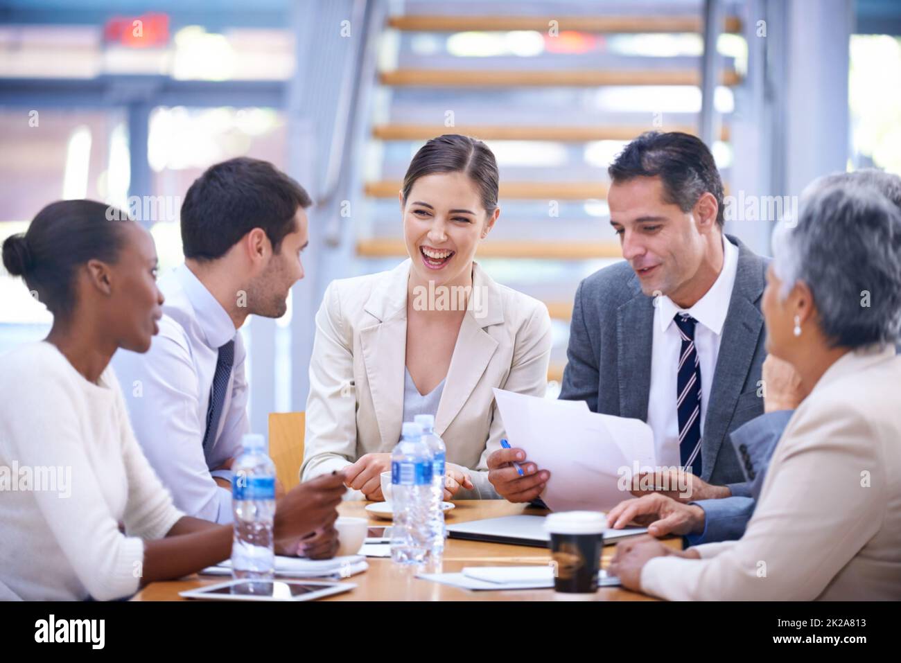 Questo team è appassionato del loro lavoro. Un gruppo di uomini d'affari che hanno un incontro vivace insieme. Foto Stock