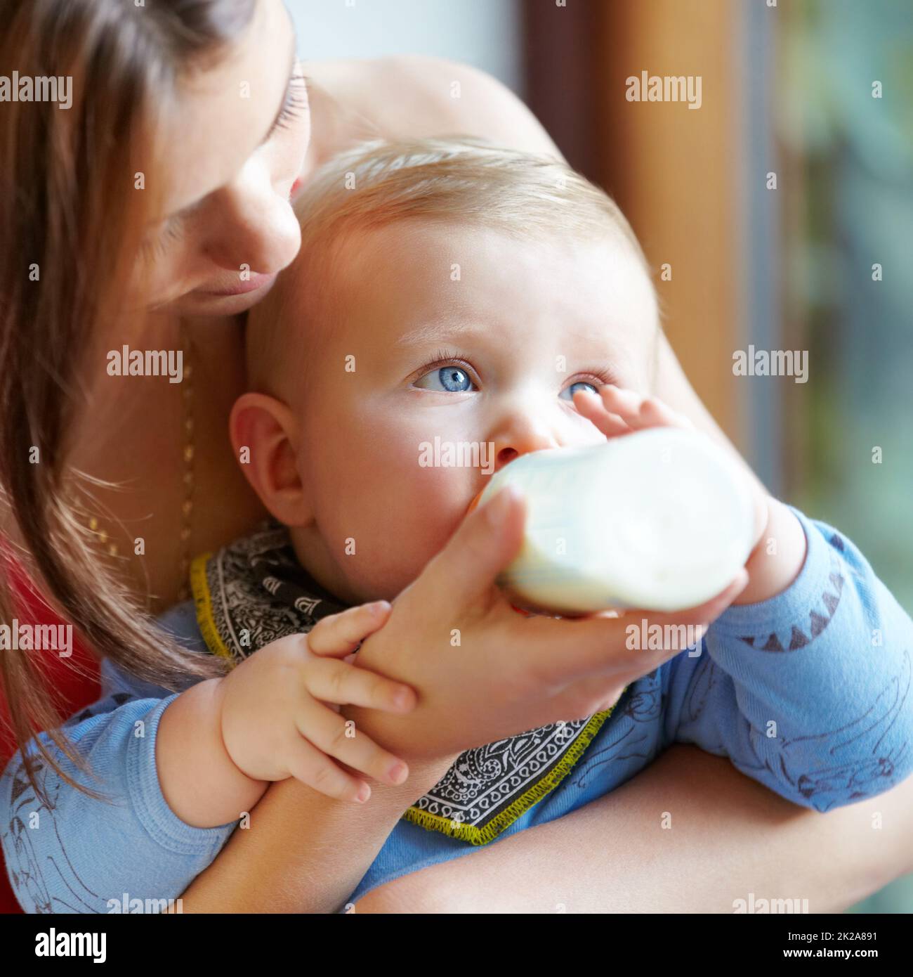 Nutrito. Mi è piaciuto molto. Fed. Abbastanza detto. Shot di una giovane madre che allattava il bambino. Foto Stock