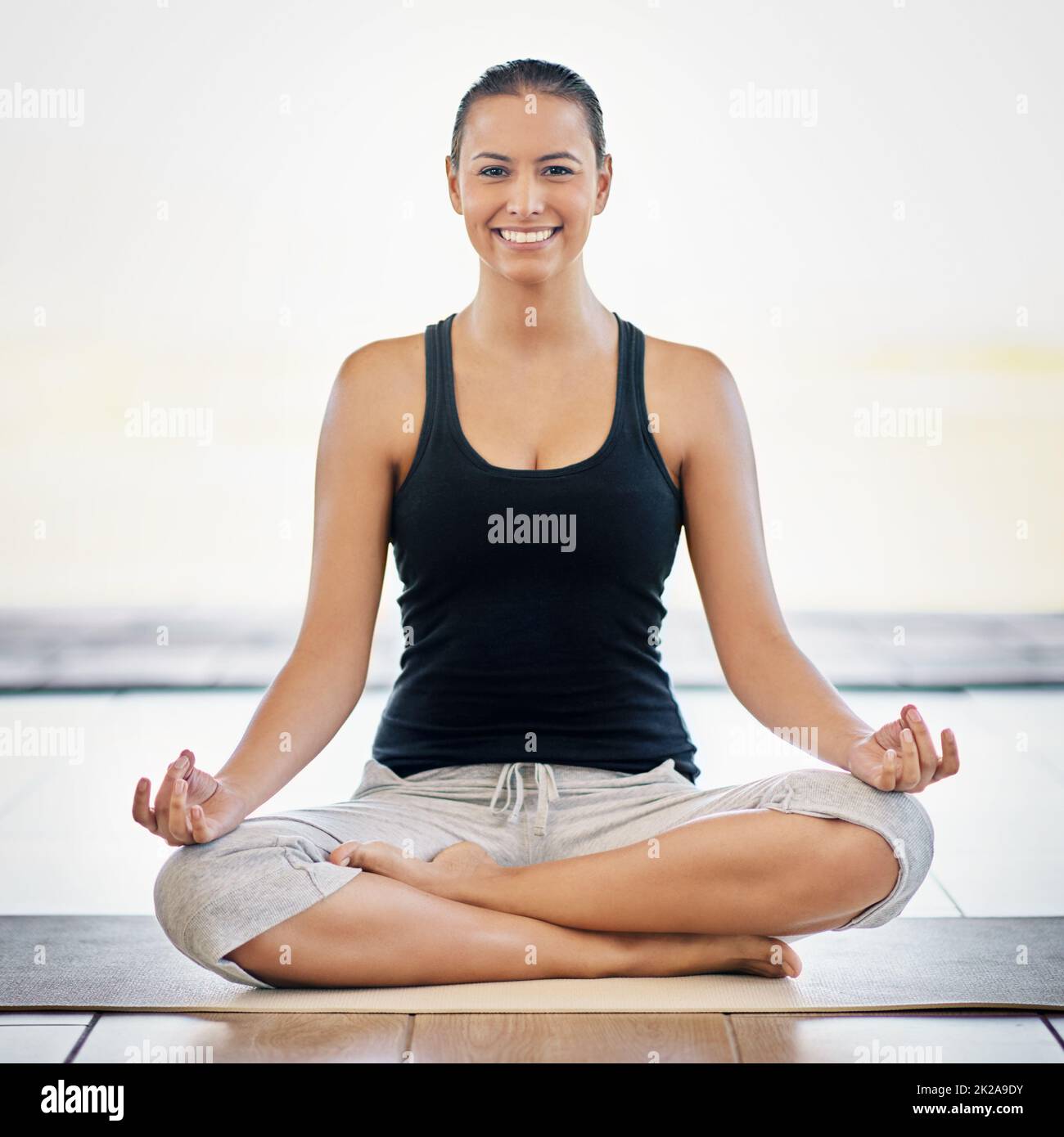 Meditare mi fa sorridere. Ritratto a tutta lunghezza di una giovane donna meditante. Foto Stock