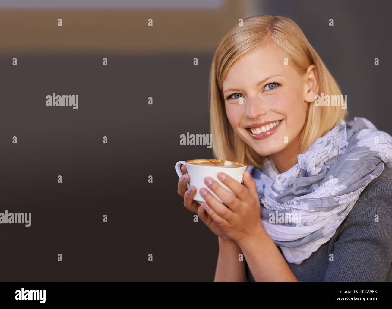 È l'elisir della vita. Ritratto di una giovane donna che beve caffè in un caffè. Foto Stock