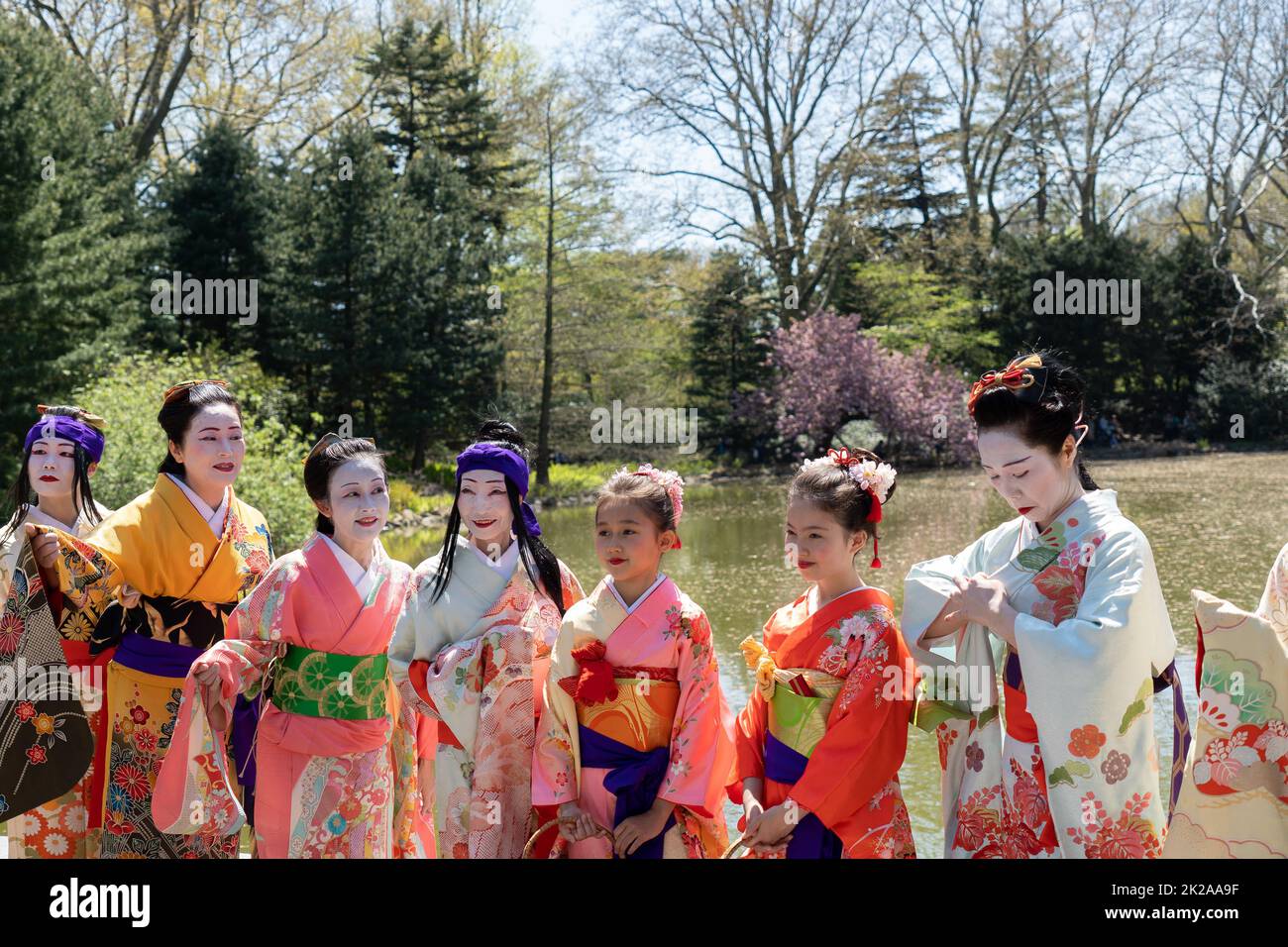 Brooklyn, NY - Aprile 30 2022: Donne e ragazze che indossano kimono, abiti tradizionali giapponesi e si posano in un parco Foto Stock