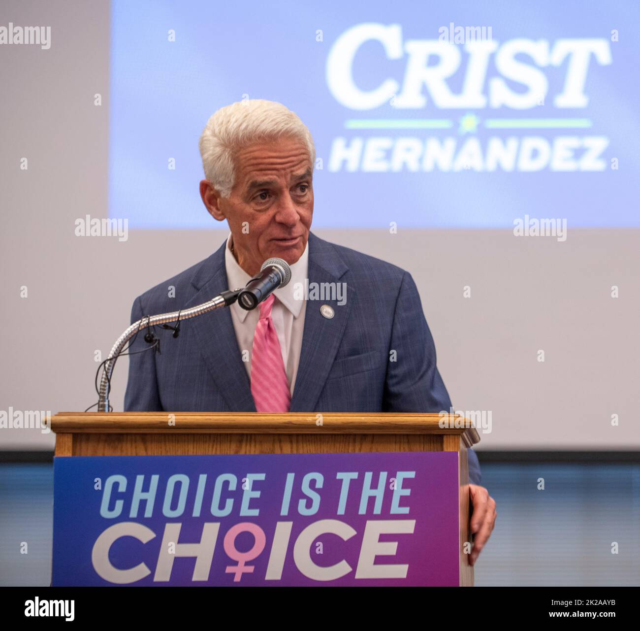 Chicago, Illinois, Stati Uniti. 22nd Set, 2022. Il candidato democratico alla gubernatoria Charlie Crist parla agli elettori a Tampa, Florida, giovedì 22 settembre 2022. (Credit Image: © Dominic Gwinn/ZUMA Press Wire) Foto Stock