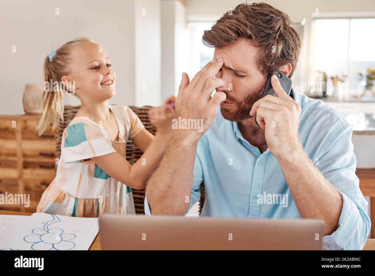 Stress, mal di testa e padre in una telefonata con il bambino e lavorando da casa o in remoto. Ansia, depresso o stressato papà freelance, burnout business Foto Stock
